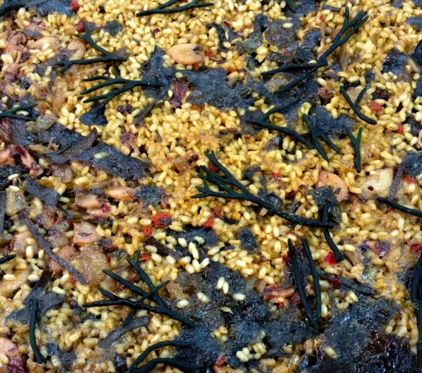 paella con algas y chipirrones